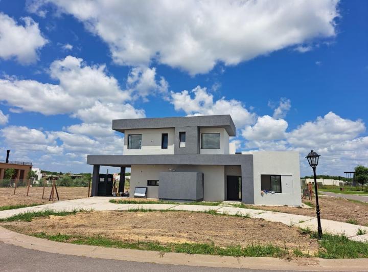 Casa · 279m² · 5 Ambientes · 2 Cocheras