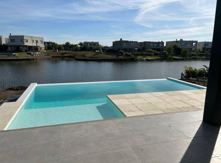 Casa · 219m² · 5 Ambientes · 3 Cocheras