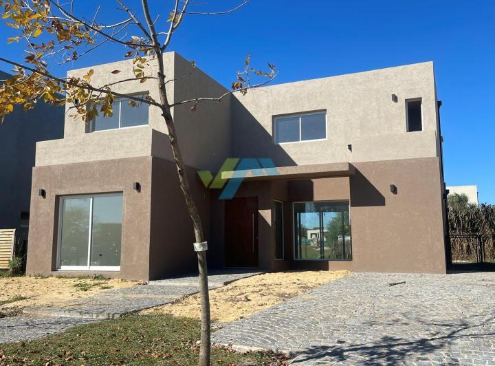Casa · 174m² · 5 Ambientes · 2 Cocheras