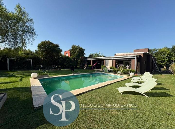 Casa · 140m² · 4 Ambientes · 3 Cocheras