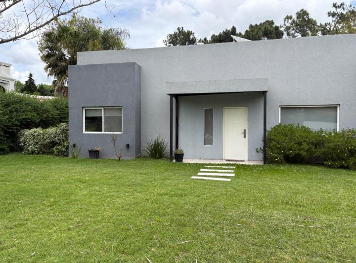 Casa · 140m² · 3 Ambientes · 2 Cocheras