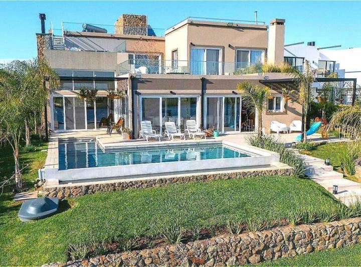 Casa · 460m² · 8 Ambientes · 6 Cocheras