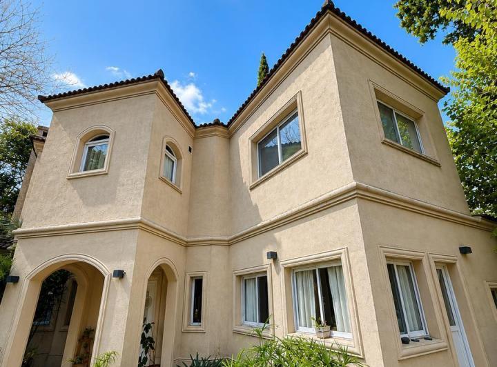 Casa · 250m² · 5 Ambientes · 3 Cocheras