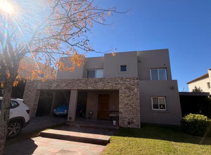 Casa · 300m² · 4 Ambientes · 4 Cocheras