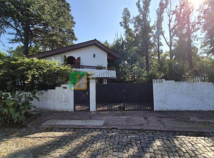 Casa · 234m² · 4 Ambientes · 4 Cocheras