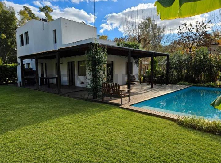 Casa · 117m² · 4 Ambientes · 1 Cochera