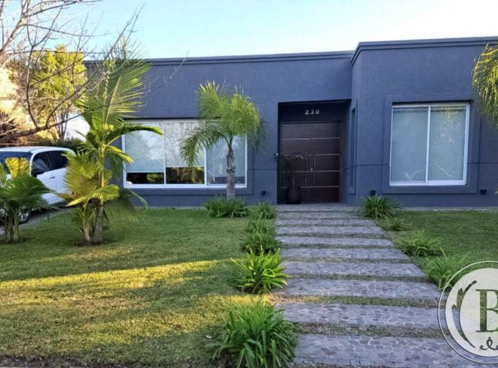 Casa · 220m² · 4 Ambientes · 2 Cocheras
