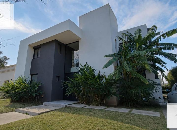 Casa · 155m² · 5 Ambientes · 3 Cocheras