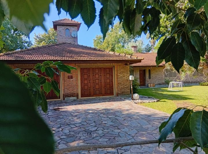 Casa · 255m² · 5 Ambientes · 2 Cocheras