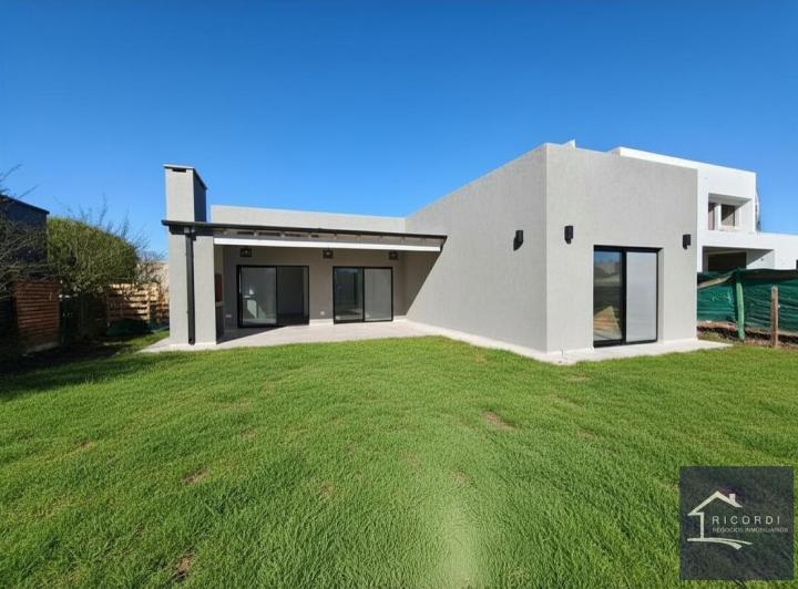 Casa · 137m² · 4 Ambientes · 2 Cocheras