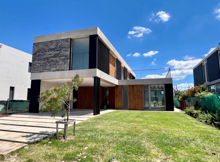 Casa · 230m² · 5 Ambientes · 2 Cocheras