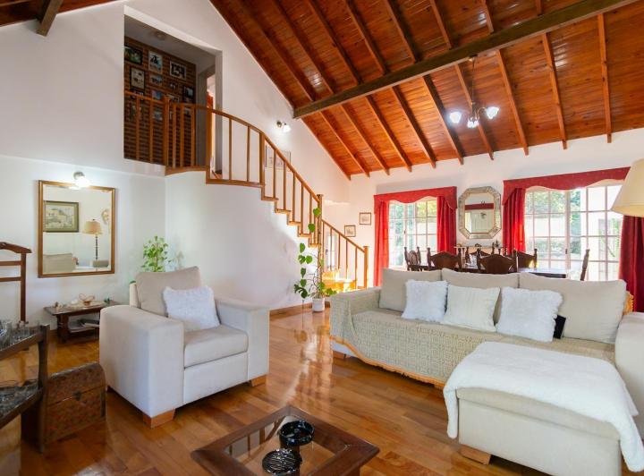 Casa · 310m² · 7 Ambientes · 4 Cocheras