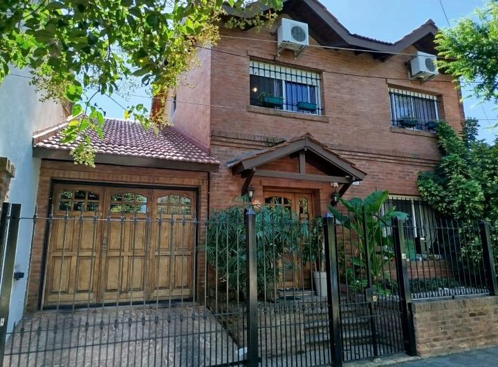 Casa · 210m² · 5 Ambientes · 1 Cochera