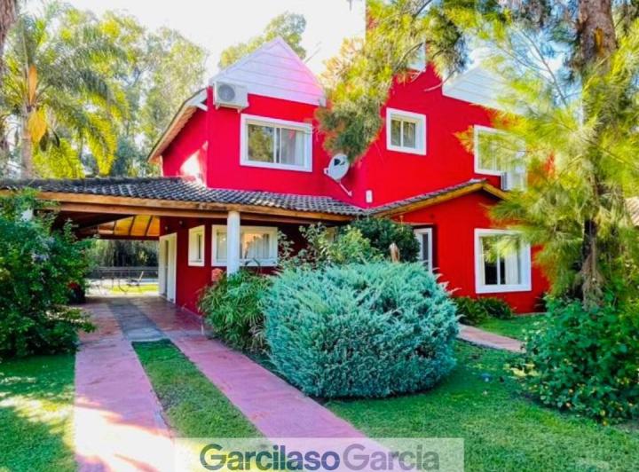 Casa · 230m² · 4 Ambientes · 3 Cocheras