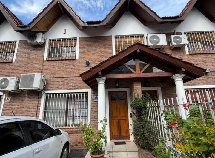 Casa · 233m² · 4 Ambientes · 1 Cochera