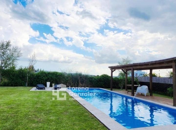 Casa · 148m² · 4 Ambientes · 6 Cocheras