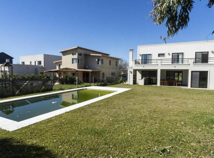 Casa · 180m² · 4 Ambientes · 2 Cocheras