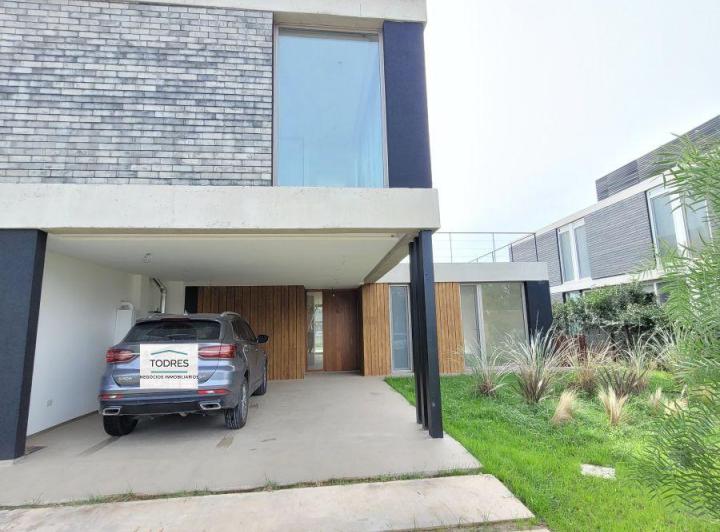 Casa · 226m² · 4 Ambientes · 2 Cocheras