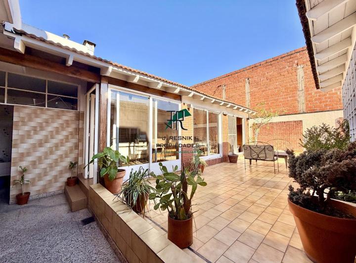 Casa · 431m² · 4 Ambientes · 2 Cocheras
