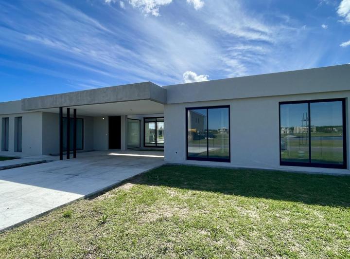 Casa · 259m² · 6 Ambientes · 4 Cocheras