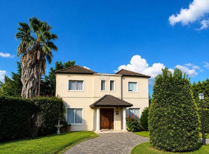 Casa · 250m² · 4 Ambientes · 1 Cochera