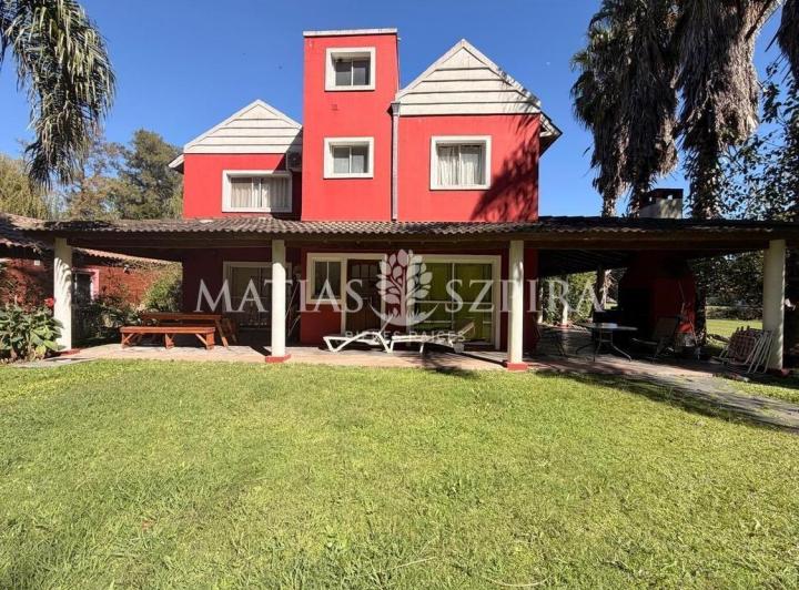 Casa · 230m² · 4 Ambientes · 2 Cocheras