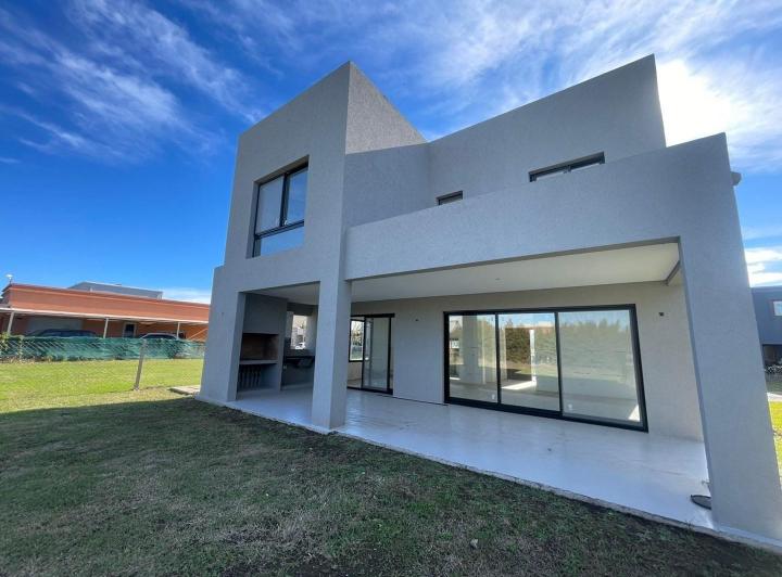 Casa · 165m² · 4 Ambientes · 1 Cochera