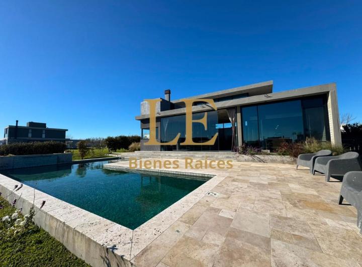 Casa · 276m² · 4 Ambientes · 3 Cocheras