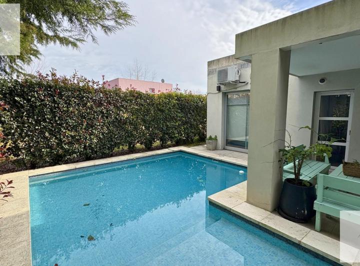 Casa · 130m² · 4 Ambientes · 2 Cocheras