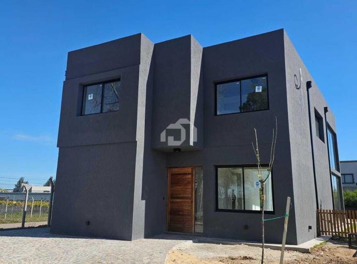 Casa · 220m² · 4 Ambientes · 1 Cochera