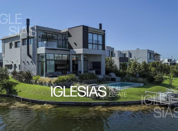 Casa · 350m² · 6 Ambientes · 3 Cocheras
