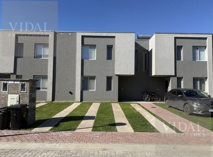 Casa · 104m² · 4 Ambientes · 2 Cocheras