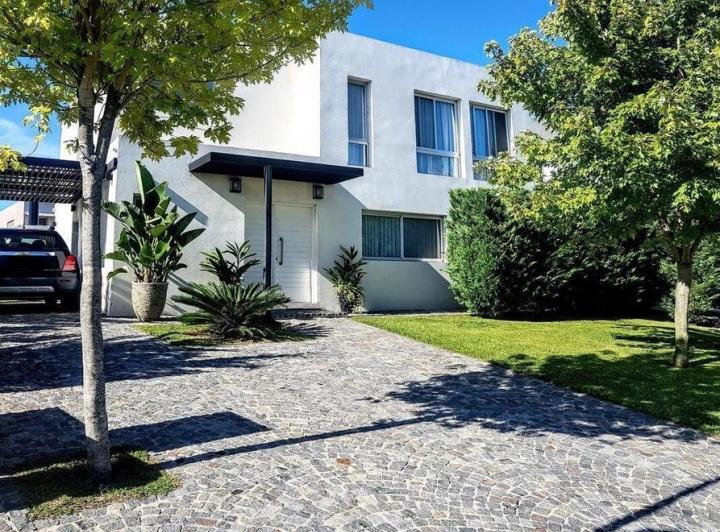 Casa · 260m² · 4 Ambientes · 1 Cochera