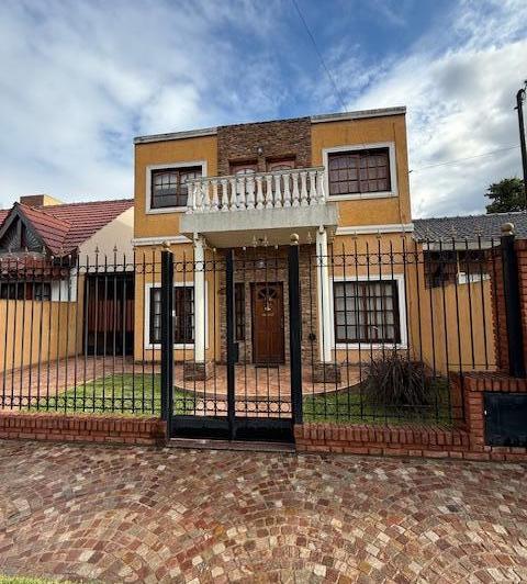 Casa · 130m² · 4 Ambientes · 1 Cochera