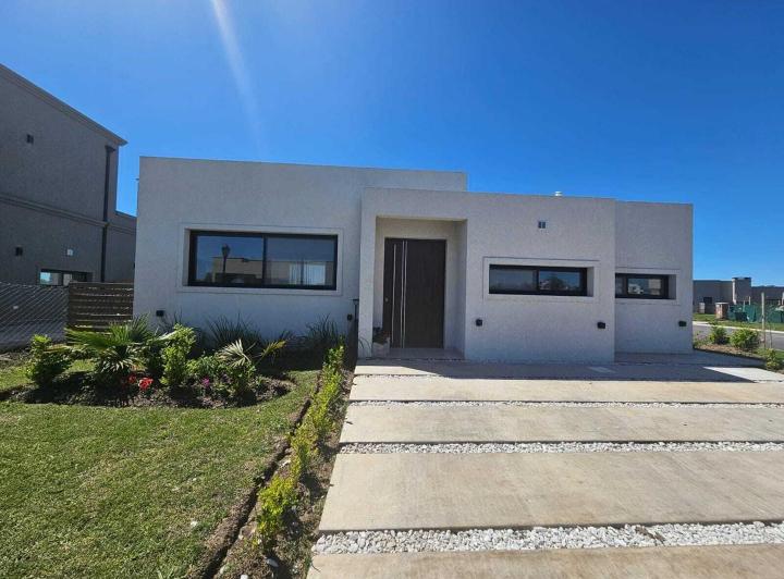 Casa · 144m² · 5 Ambientes · 2 Cocheras