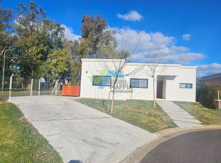 Casa · 121m² · 4 Ambientes · 2 Cocheras