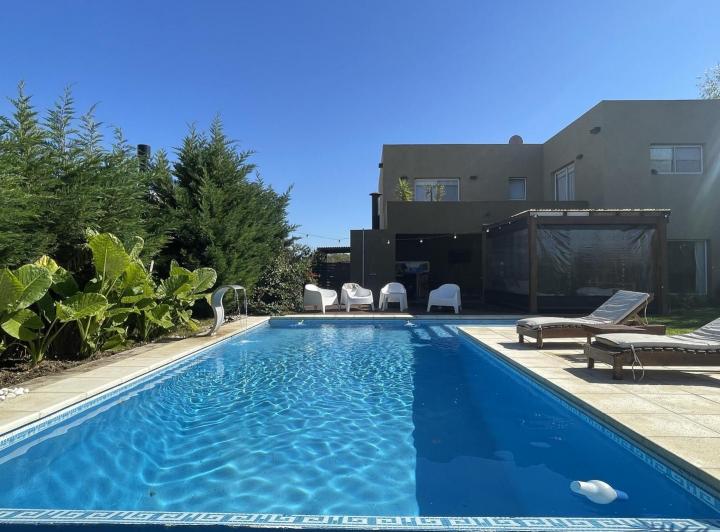 Casa · 260m² · 5 Ambientes · 2 Cocheras