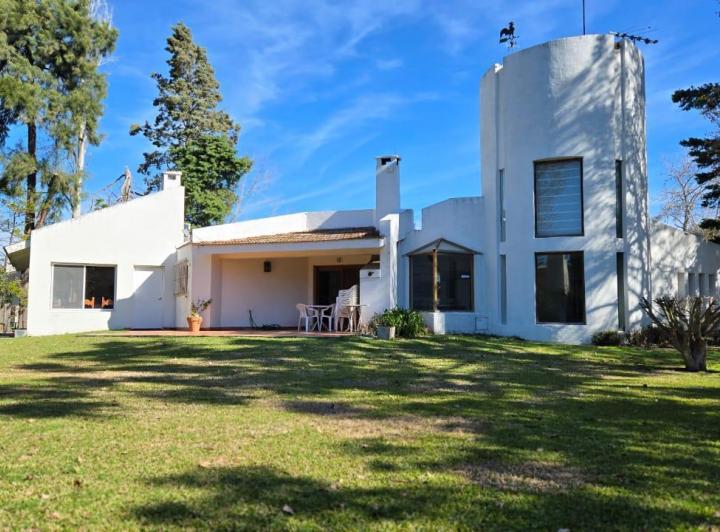 Casa · 242m² · 4 Ambientes · 2 Cocheras