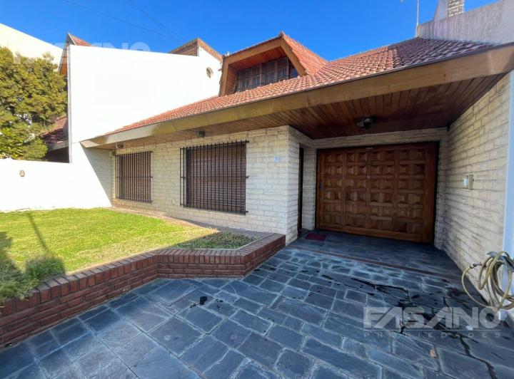 Casa · 231m² · 4 Ambientes · 2 Cocheras