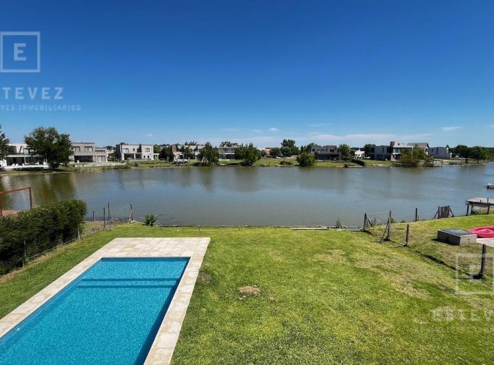 Casa · 204m² · 5 Ambientes · 2 Cocheras
