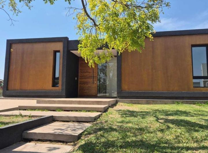 Casa · 180m² · 4 Ambientes · 1 Cochera