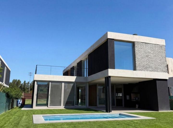 Casa · 230m² · 5 Ambientes · 2 Cocheras