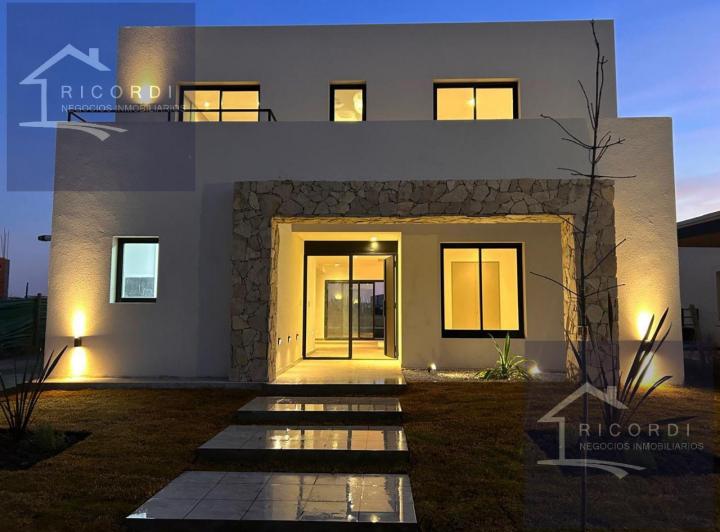 Casa · 18149m² · 5 Ambientes · 2 Cocheras