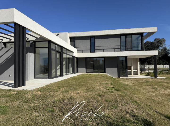 Casa · 245m² · 5 Ambientes · 2 Cocheras