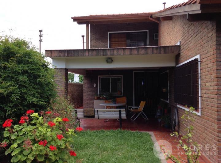 Casa · 230m² · 4 Ambientes · 2 Cocheras