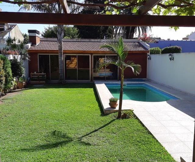 Casa · 210m² · 4 Ambientes · 2 Cocheras