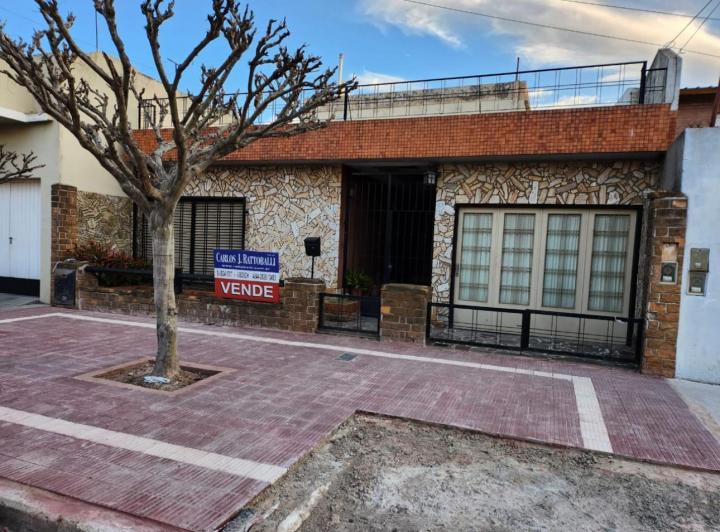 Casa · 210m² · 4 Ambientes · 1 Cochera