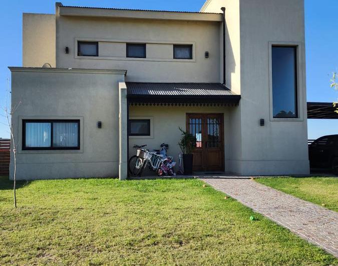 Casa · 192m² · 4 Ambientes · 1 Cochera
