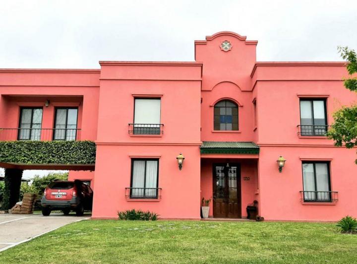 Casa · 330m² · 4 Ambientes · 2 Cocheras