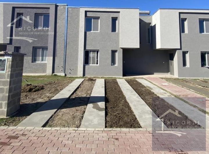 Casa · 104m² · 5 Ambientes · 2 Cocheras